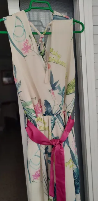 Mono de fiesta floral