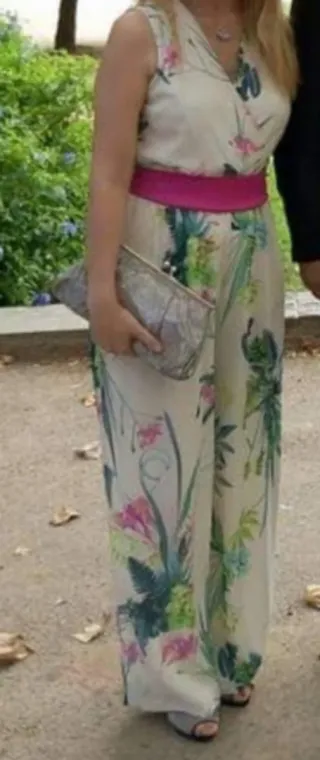 Mono de fiesta floral