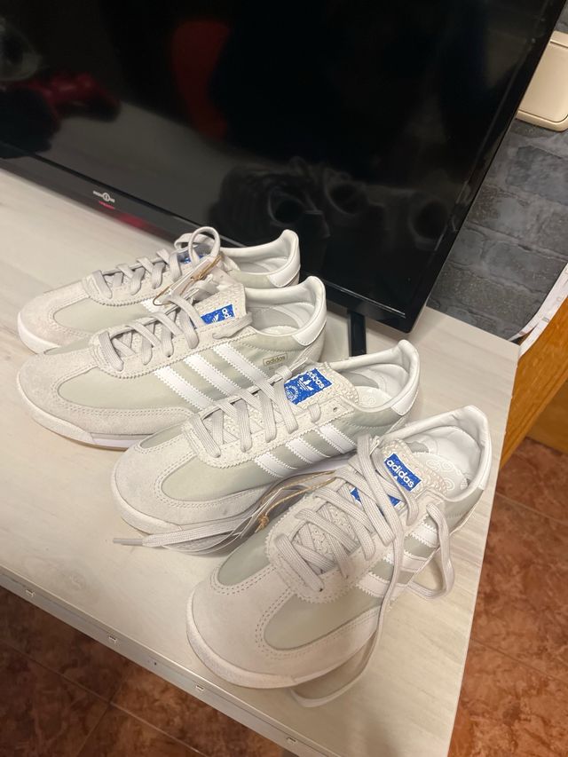 Zapatillas Adidas Beige y Blanco