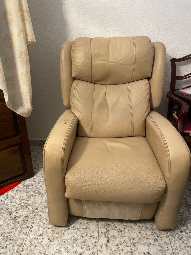 Sillón de piel beige reclinable