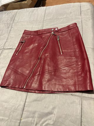 Falda roja cuero cremallera asimétrica