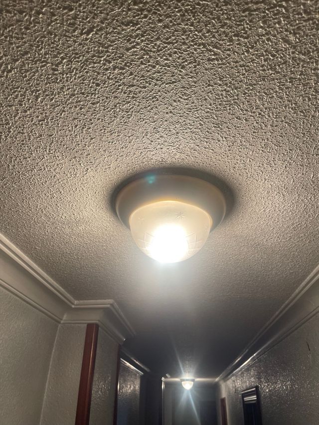 Aplique de techo dorado y blanco