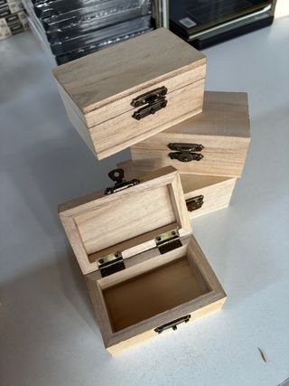 Scatole in legno con cerniere e chiusure