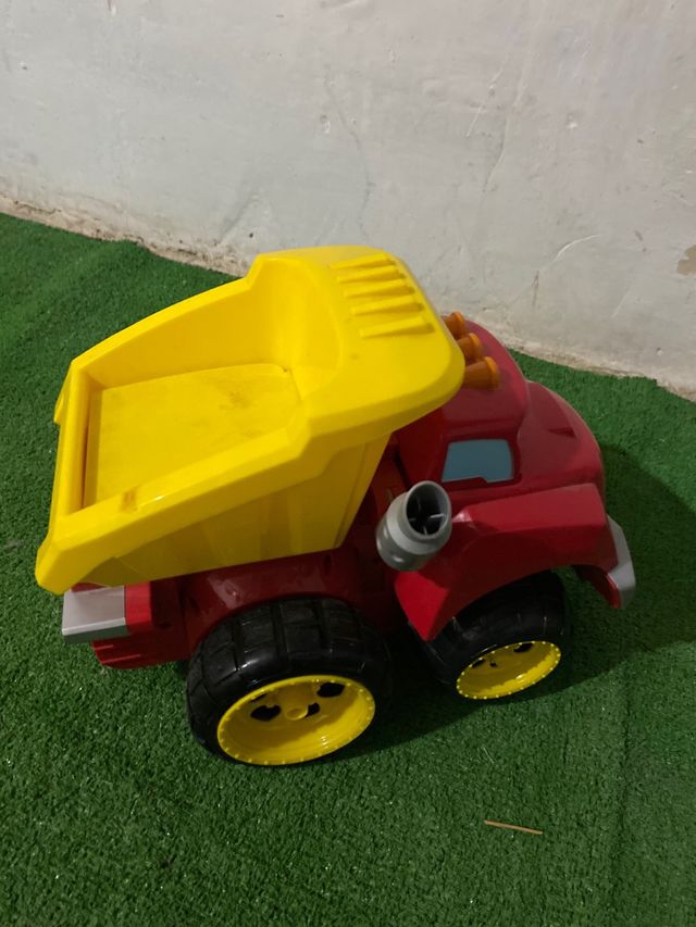 Camión de juguete rojo y amarillo