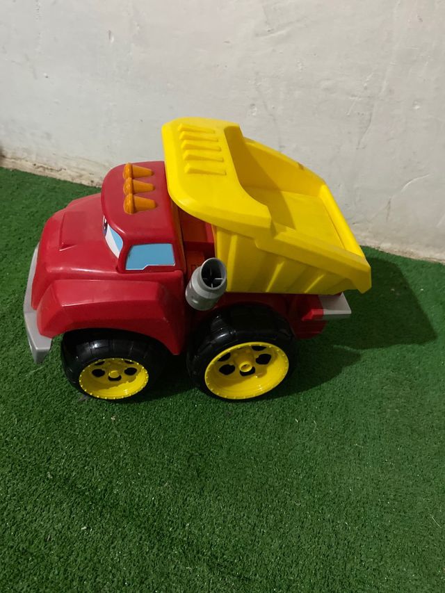 Camión de juguete rojo y amarillo