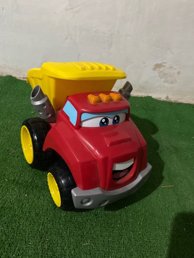 Camión de juguete rojo y amarillo