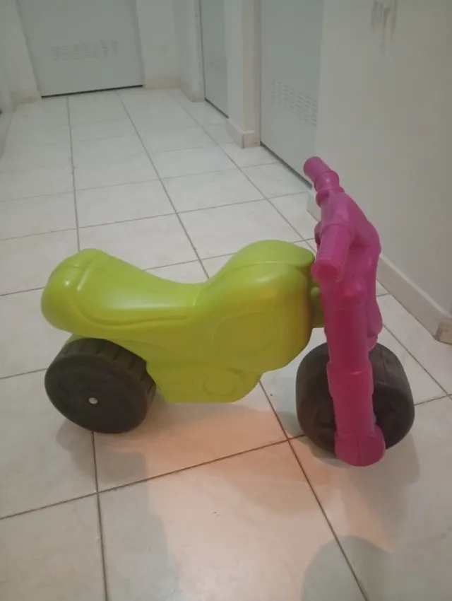 Moto infantil verde y rosa