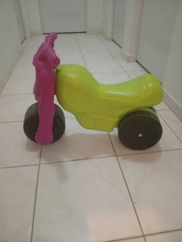 Moto infantil verde y rosa