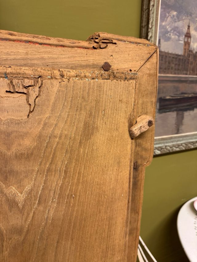 Armario rústico masía siglo 18 . nogal