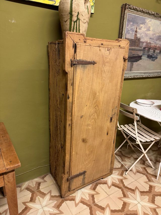 Armario rústico masía siglo 18 . nogal