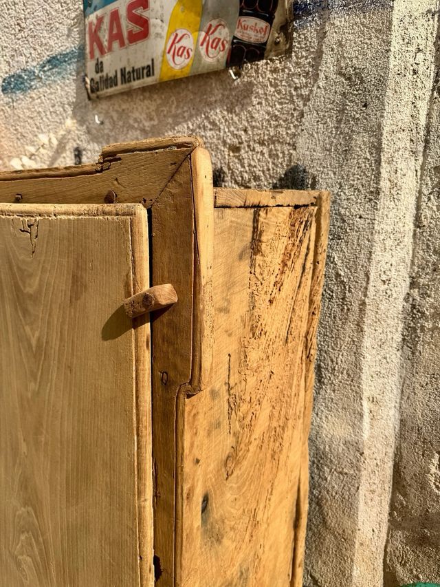 Armario rústico masía siglo 18 . nogal