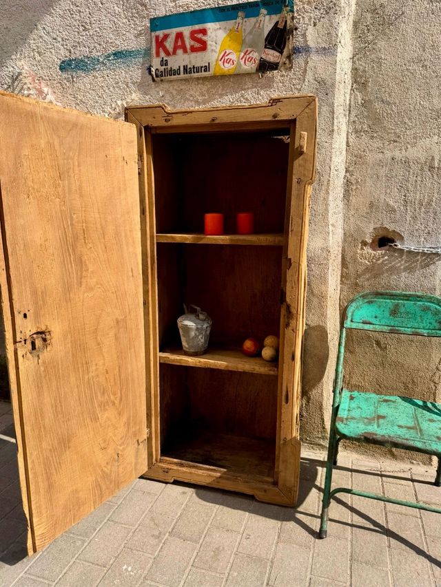 Armario rústico masía siglo 18 . nogal