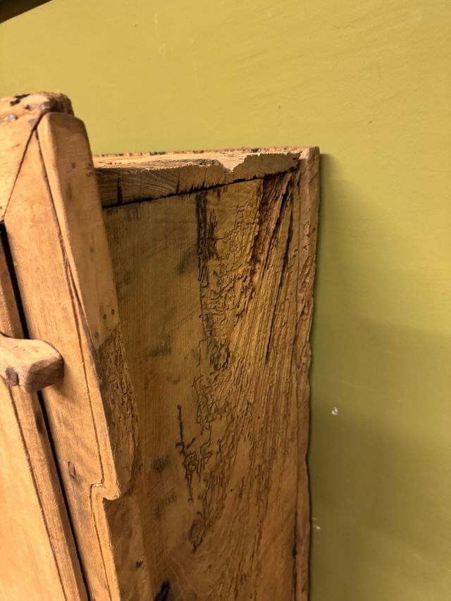 Armario rústico masía siglo 18 . nogal