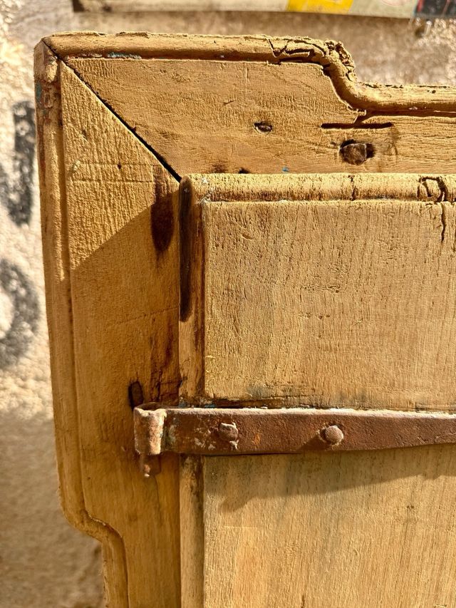 Armario rústico masía siglo 18 . nogal