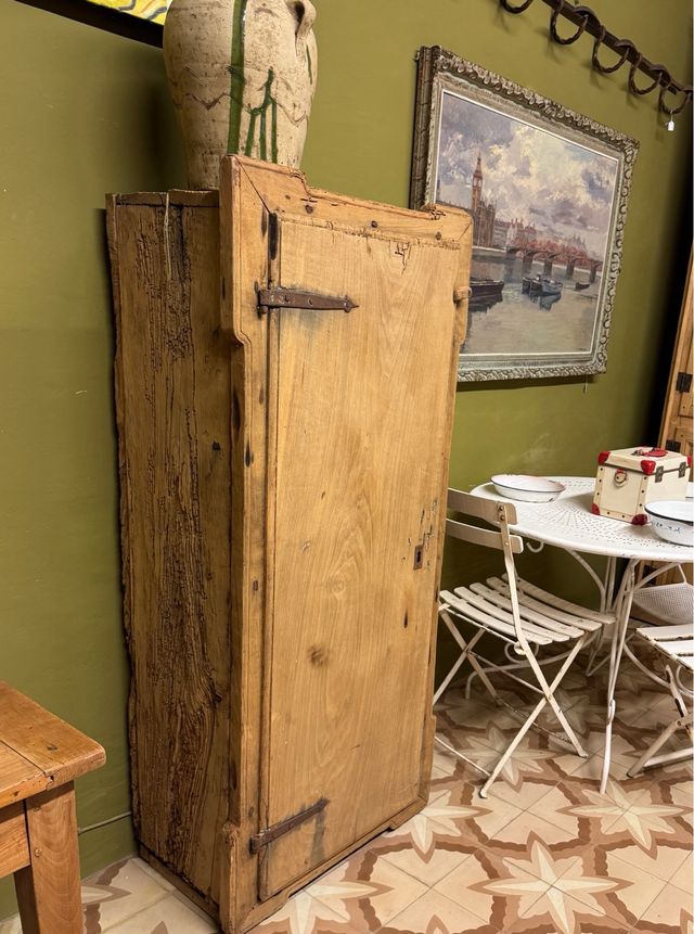 Armario rústico masía siglo 18 . nogal