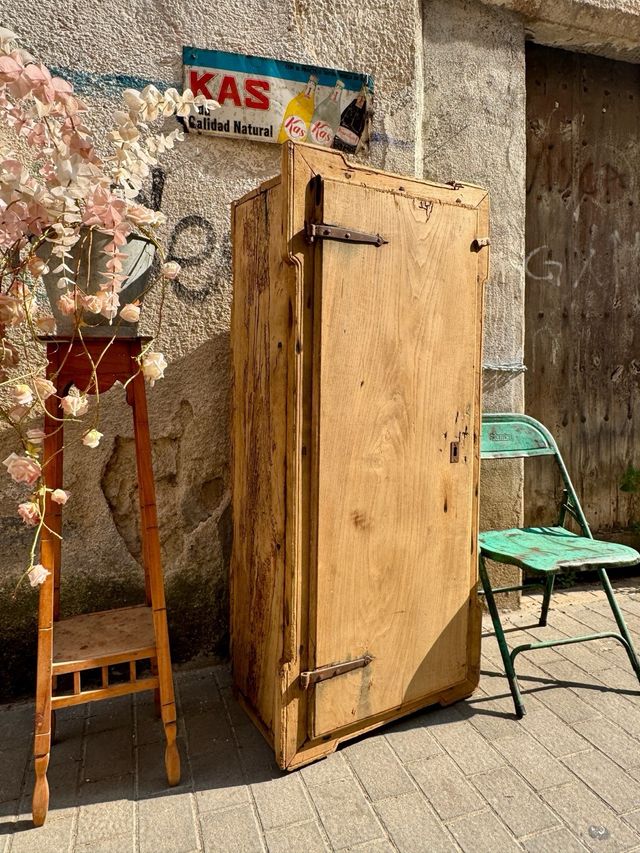 Armario rústico masía siglo 18 . nogal