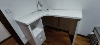 Escritorio blanco con cajones y estantería