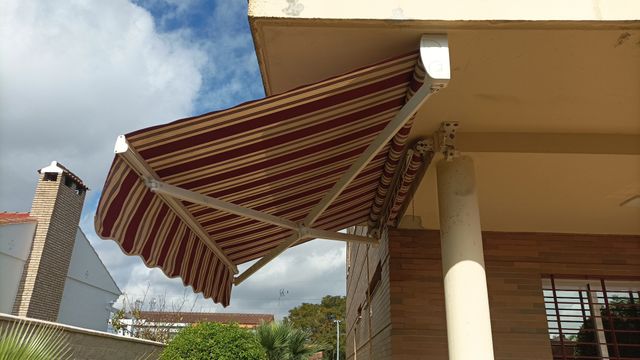 Toldo plegable rayas beige y rojo