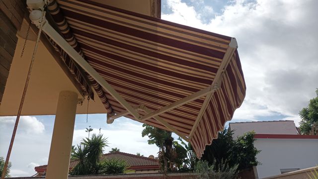 Toldo plegable rayas beige y rojo