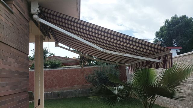 Toldo plegable rayas beige y rojo