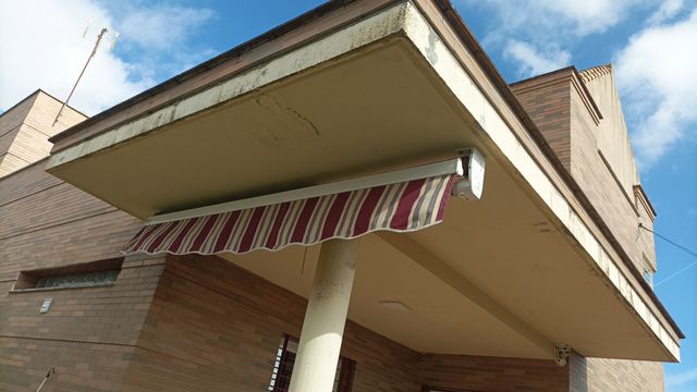 Toldo plegable rayas beige y rojo