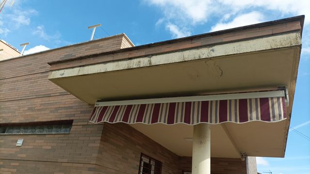 Toldo plegable rayas beige y rojo