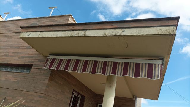 Toldo plegable rayas beige y rojo