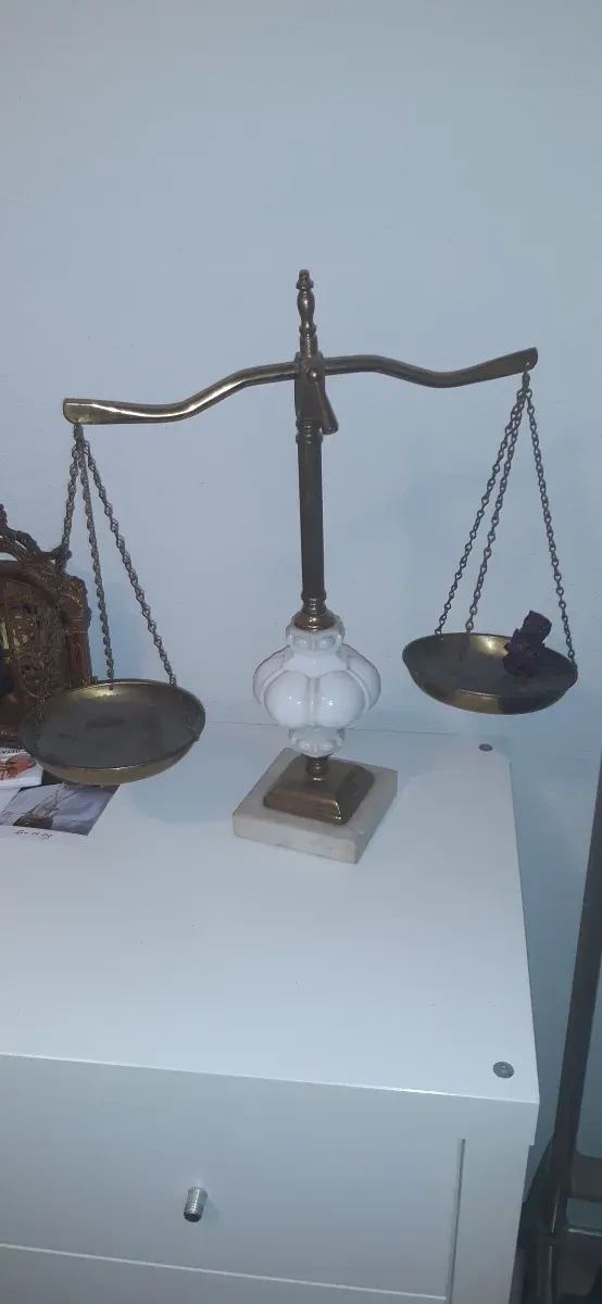 Balanza decorativa dorada y blanca