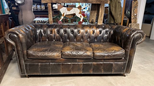 Sofá Chesterfield único. cuero marrón con ruedas