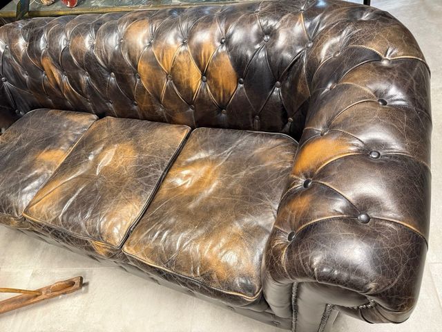 Sofá Chesterfield único. cuero marrón con ruedas