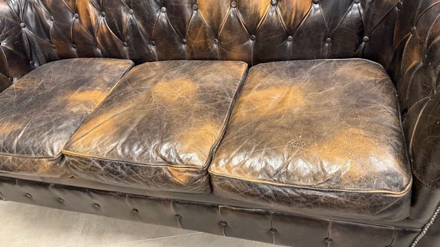 Sofá Chesterfield único. cuero marrón con ruedas