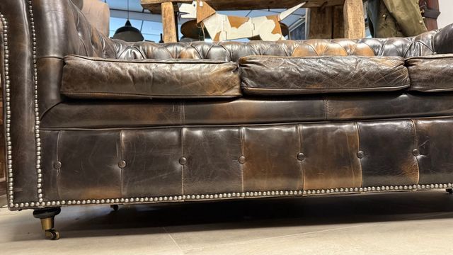 Sofá Chesterfield único. cuero marrón con ruedas