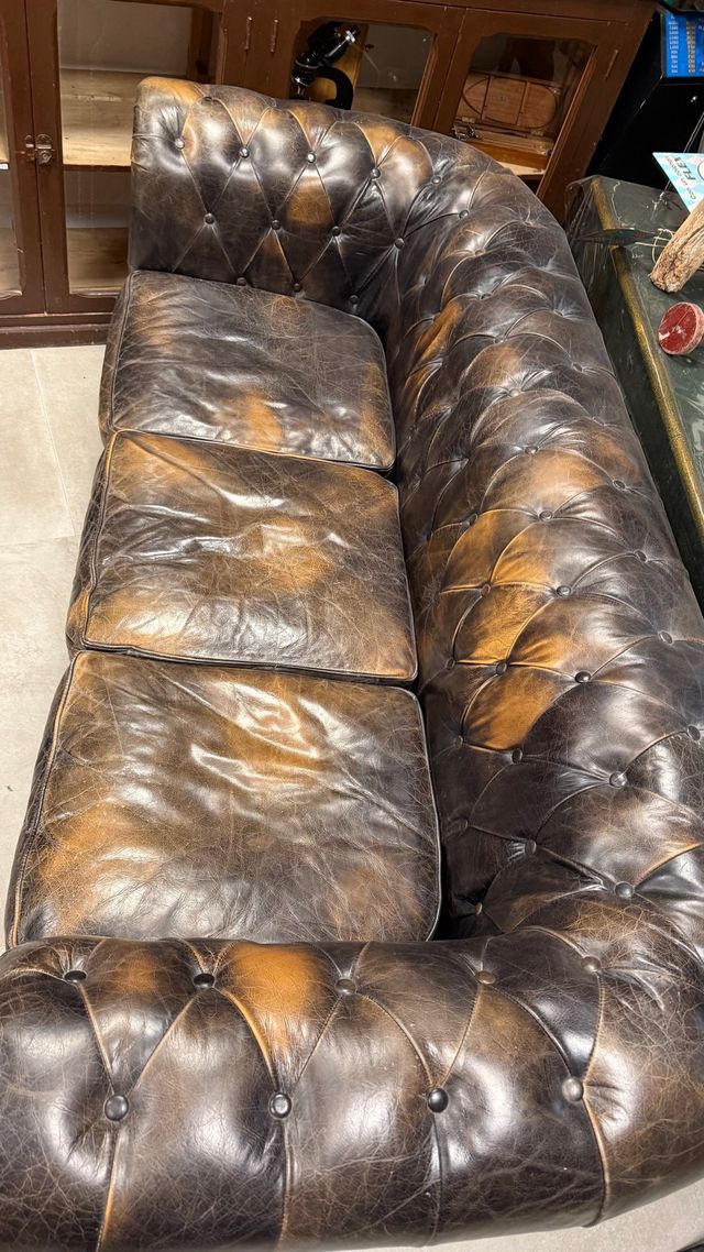 Sofá Chesterfield único. cuero marrón con ruedas