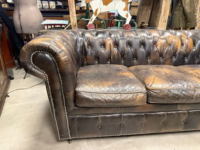Sofá Chesterfield único. cuero marrón con ruedas