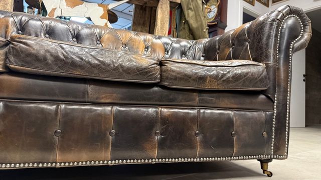 Sofá Chesterfield único. cuero marrón con ruedas