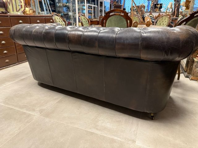 Sofá Chesterfield único. cuero marrón con ruedas