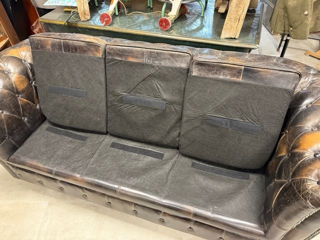Sofá Chesterfield único. cuero marrón con ruedas