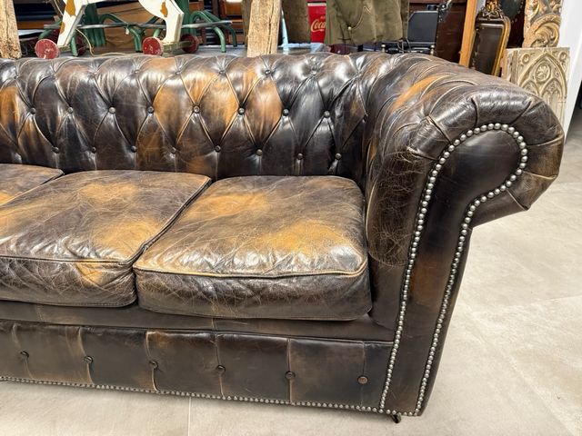Sofá Chesterfield único. cuero marrón con ruedas