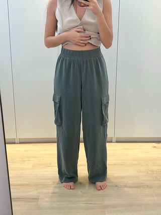 Pantalón cargo Oysho verde Talla M