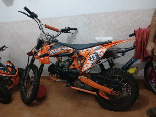 Moto de cross naranja Predator