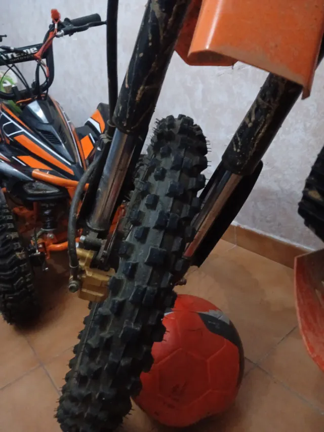 Moto de cross naranja Predator