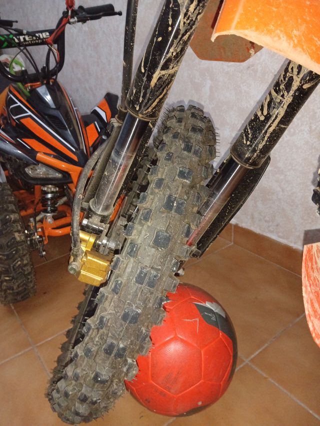 Moto de cross naranja Predator