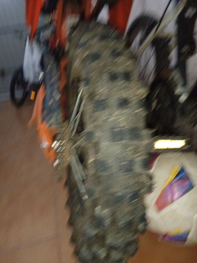 Moto de cross naranja Predator