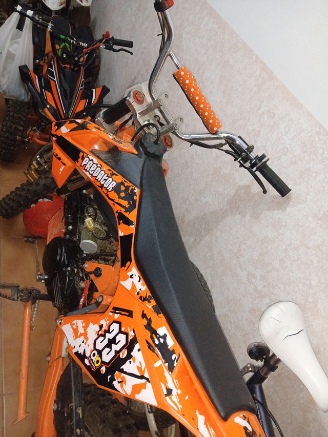Moto de cross naranja Predator