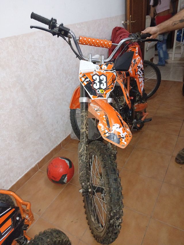 Moto de cross naranja Predator