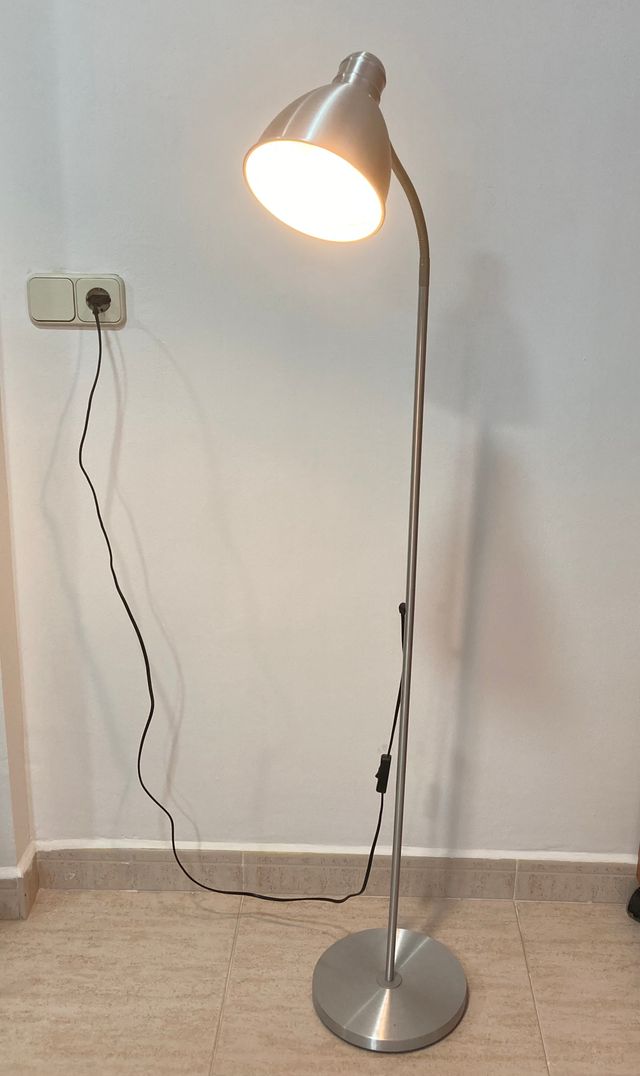 Lámpara de pie plateada moderna IMPECABLE