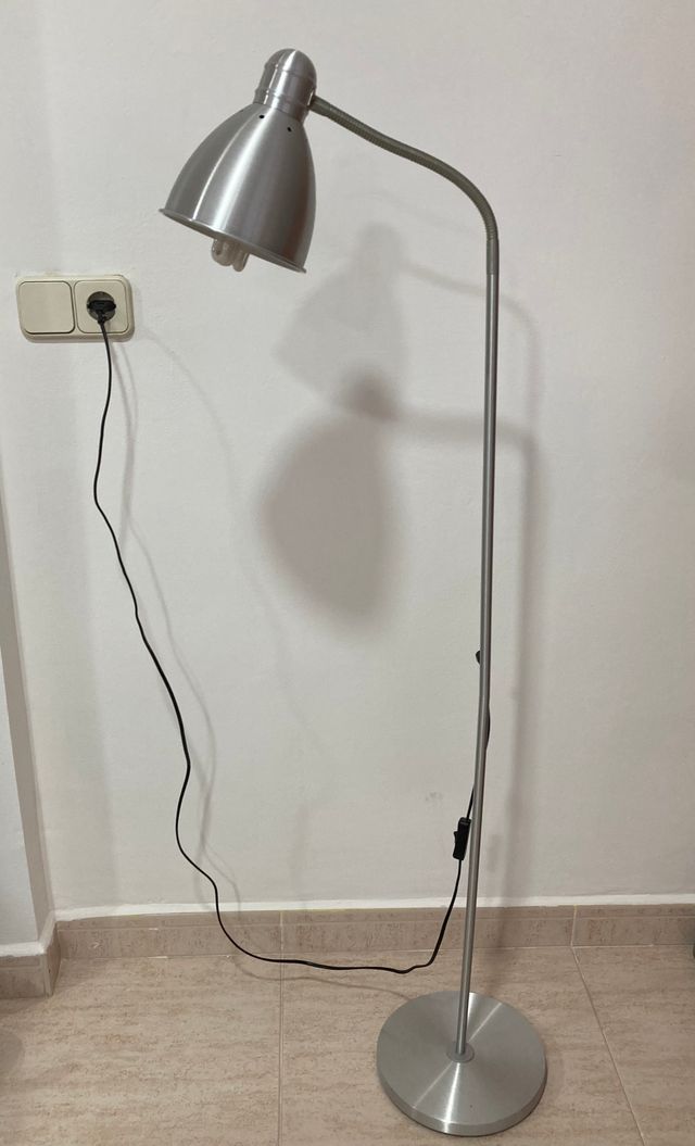 Lámpara de pie plateada moderna IMPECABLE