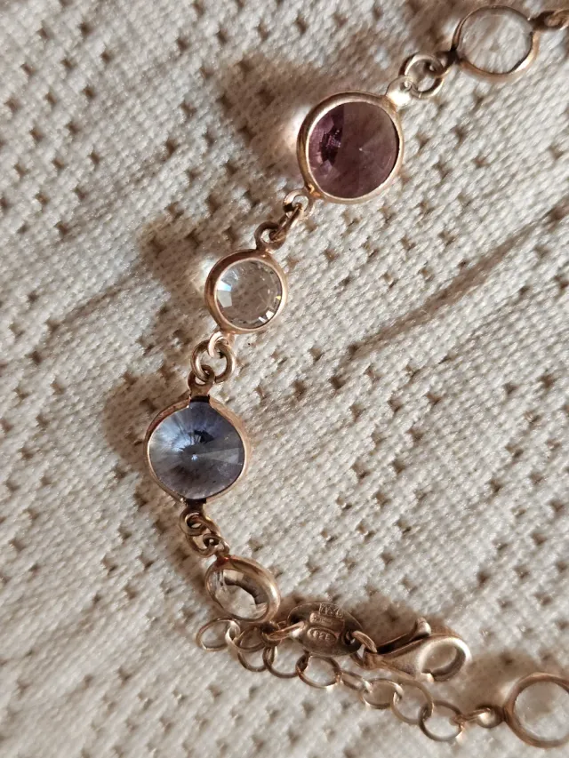 Pulsera dorada con piedras de colores