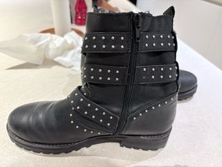 Botas Zara negras con tachuelas