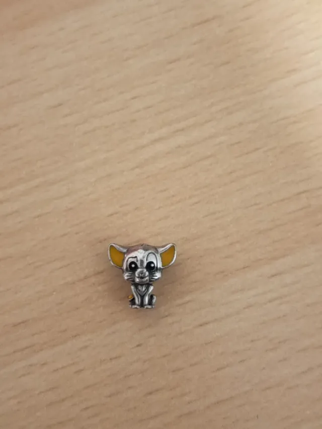 Charm gato plata y amarillo